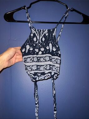 Women’s Navy and White Patterned Cropped Tank Top